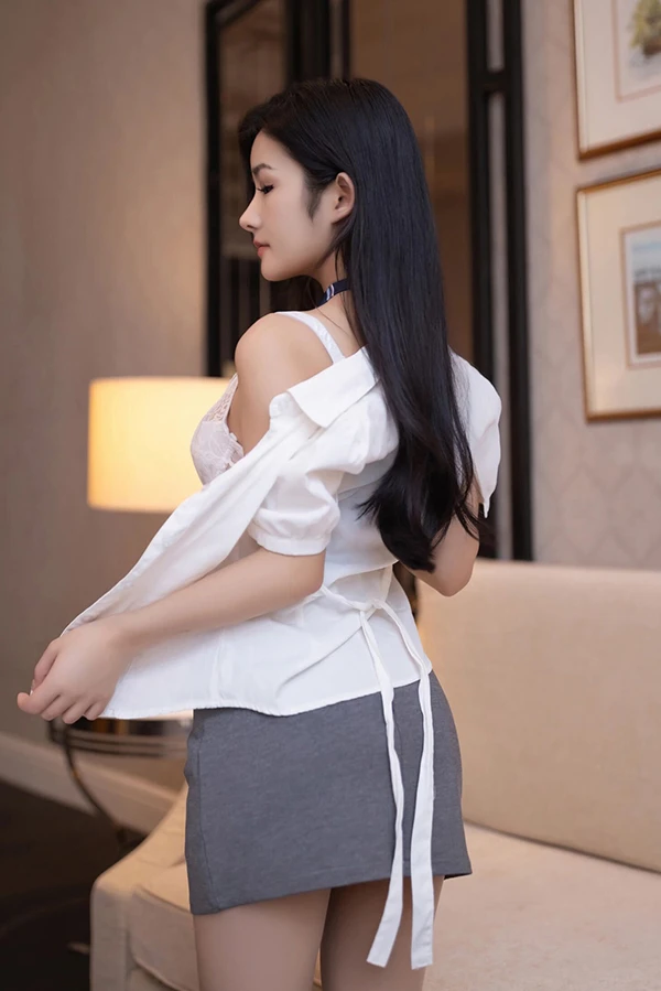 秀人女神谭小灵学生制服+肉丝SM惹火写真